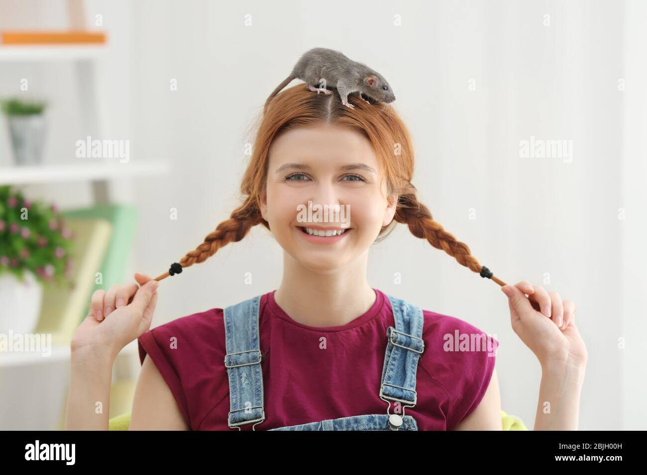 Teenager-Mädchen mit lustigen Ratte zu Hause Stockfoto