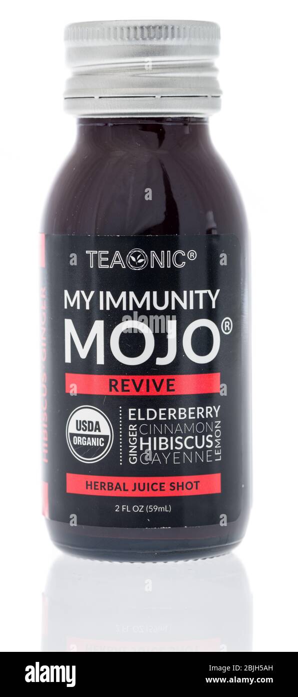 Winneconne, WI - 26 April 2020: Ein Paket von Teatonic meine Immunität Mojo Kräutersaft Schuss Getränk auf einem isolierten Hintergrund Stockfoto