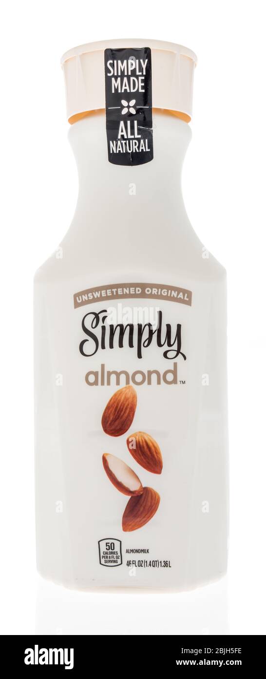 Winneconne, WI - 29 April 2020: Eine Flasche einfach gemacht alle natürlichen ungesüßte Original einfach Mandel Almondmilk auf einem isolierten Hintergrund Stockfoto