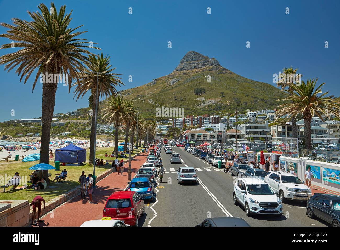 Verkehr und Strand, Camps Bay, Kapstadt, Südafrika Stockfoto