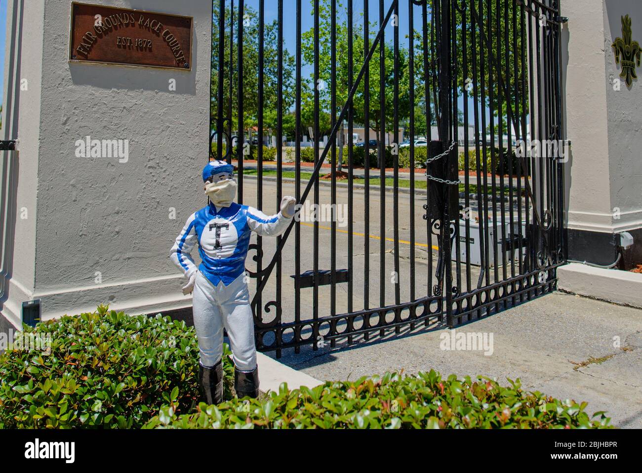Rasenjockey mit Gesichtsmaske auf der Rennstrecke Gentilly Gate of the Fairgrounds während der Corona Virus Lockdown Stockfoto