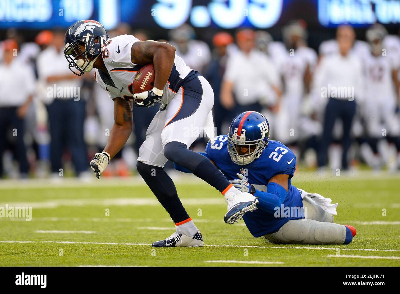 15. September 2013: Denver Broncos Wide Receiver Demaryius Thomas (88) trägt den Ball von New York Giants Corey Webster (23) während der Stockfoto