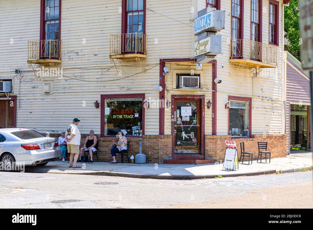 Liuzza's by the Track Lounge and Grill in Faubourg St. John Gegend von New Orleans, Louisiana während der Corona Virus Lockdown Stockfoto