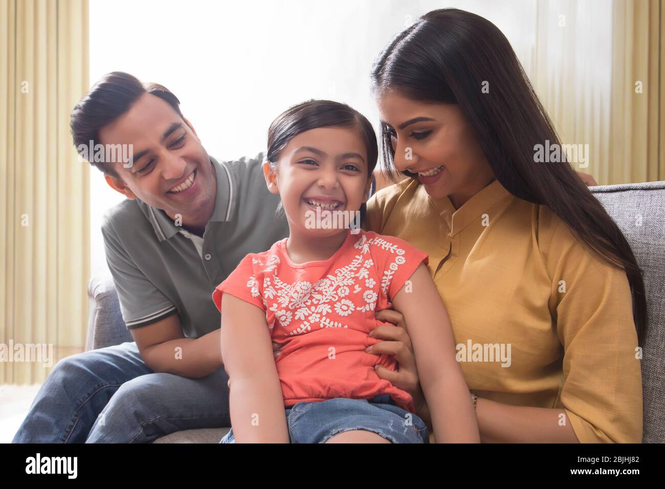 Glückliche Familie, die Spaß zusammen auf dem Sofa hat Stockfoto