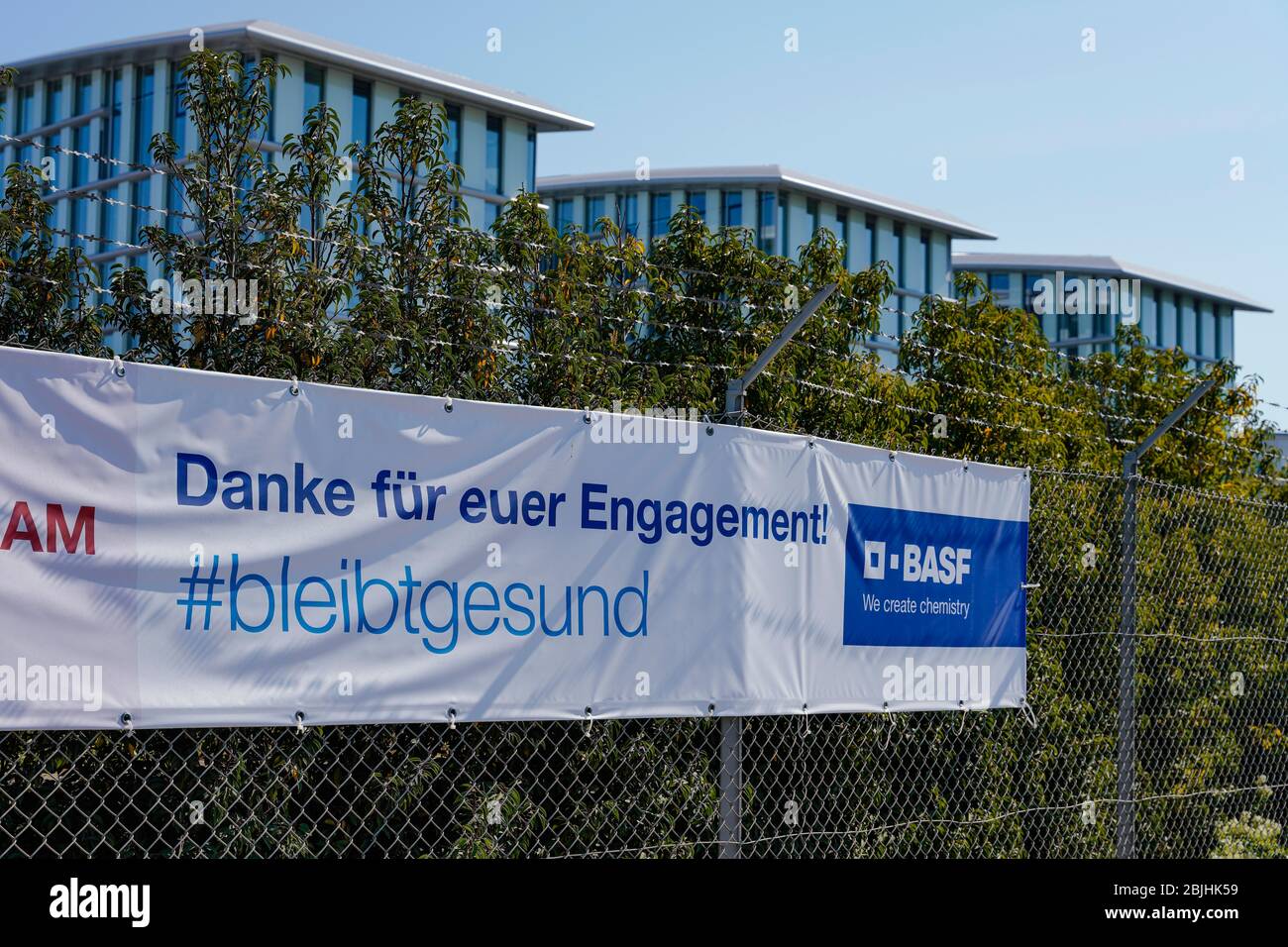 Ludwigshafen, Deutschland. April 2020. Ein Banner mit der Aufschrift "Danke für Ihr Engagement! #bletgesund' hängt vor dem Verwaltungsgebäude am Hauptsitz des Chemieunternehmens BASF. Die Geschäftszahlen für das erste Quartal dieses Jahres wird das Unternehmen am 30. April 2020 bekannt geben. Quelle: Uwe Anspach/dpa/Alamy Live News Stockfoto