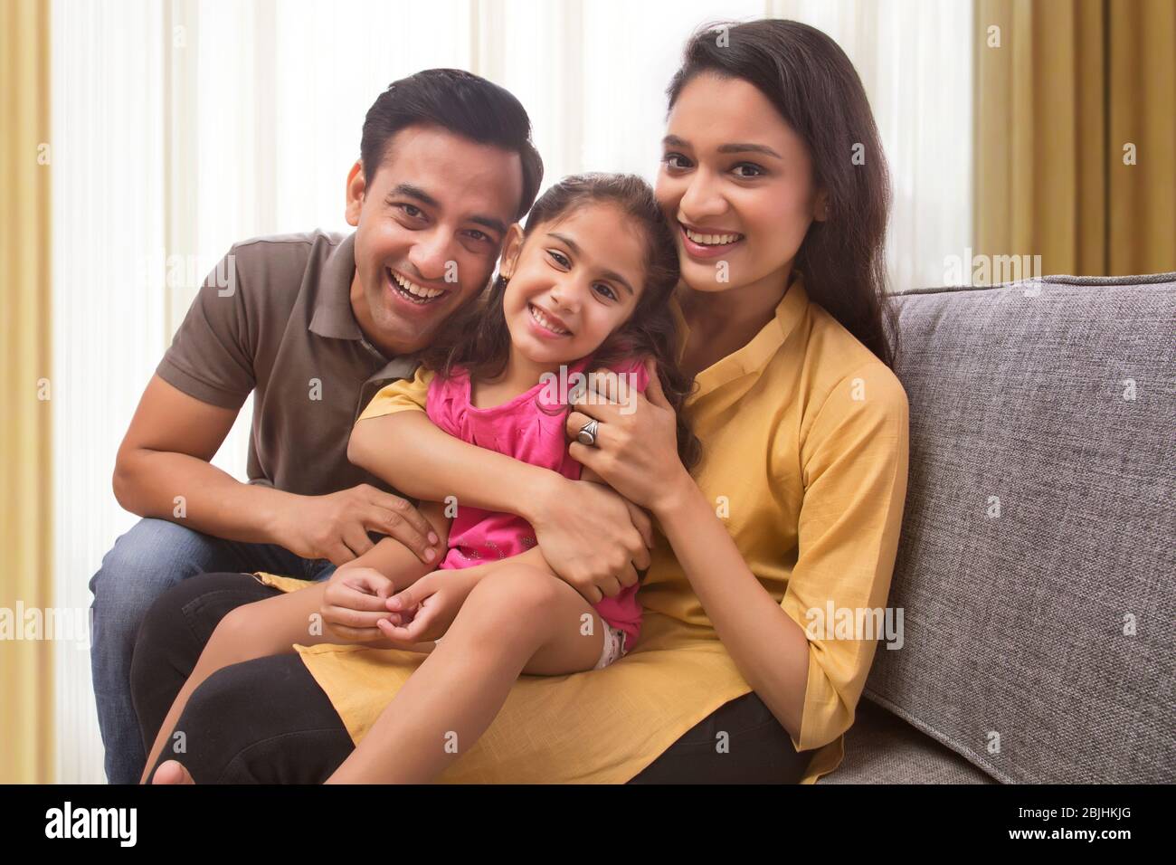 Glückliche Familie, die Spaß zusammen auf dem Sofa hat Stockfoto