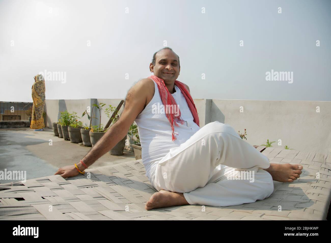 Der Inder sitzt auf einem Lagerbett Stockfoto