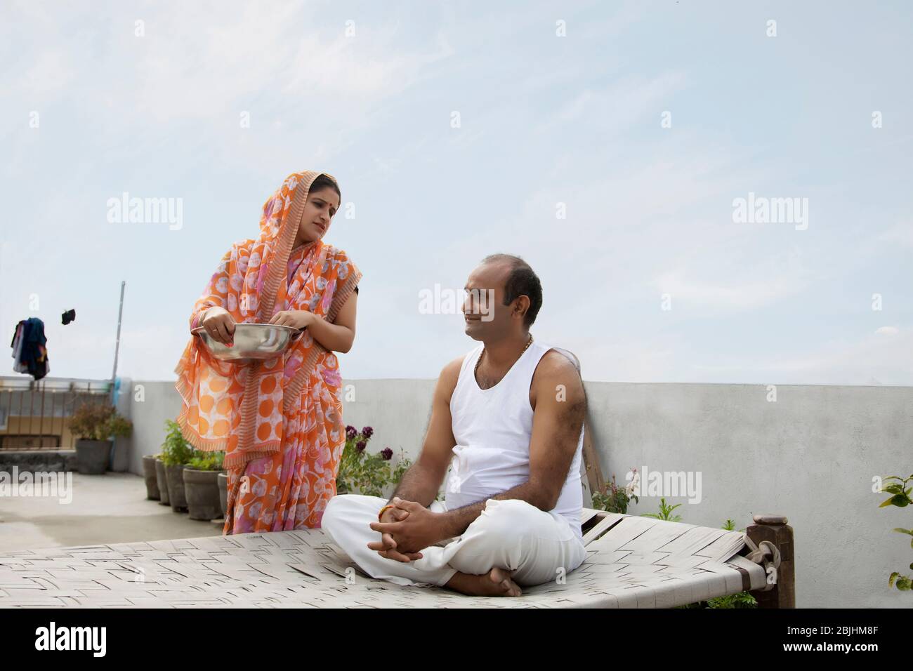 indisch verheiratetes Paar, das sich gegenseitig anspricht Stockfoto