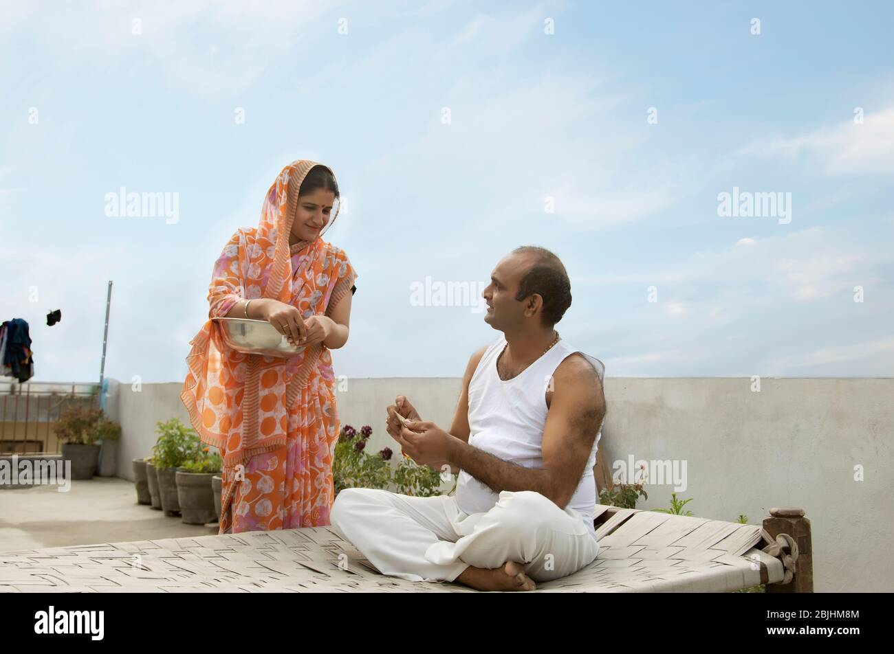 indisch verheiratetes Paar, das sich gegenseitig anspricht Stockfoto