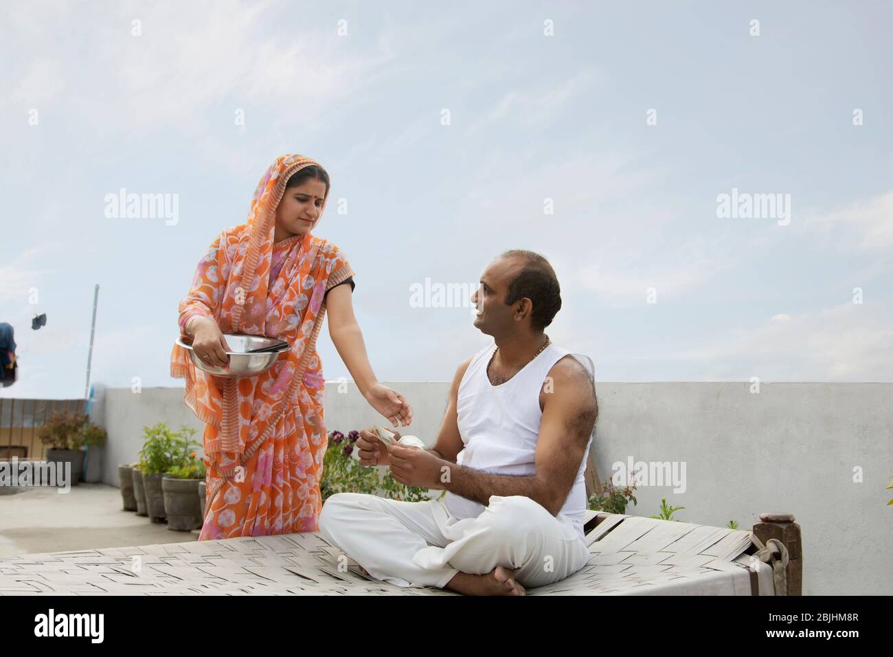 indisches Ehepaar spricht Stockfoto