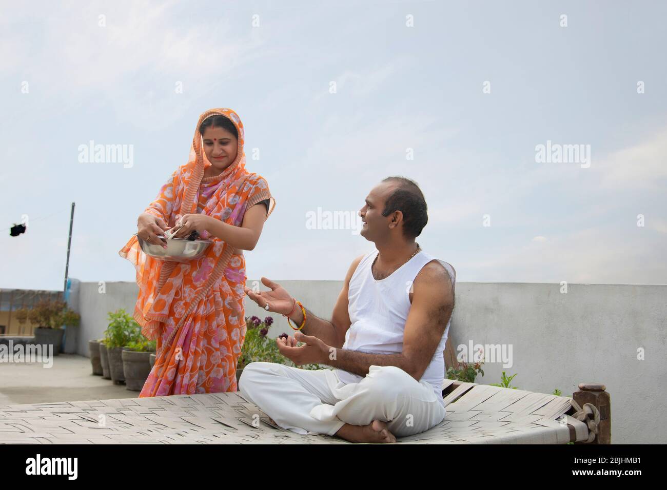 indisch verheiratetes Paar, das sich gegenseitig anspricht Stockfoto