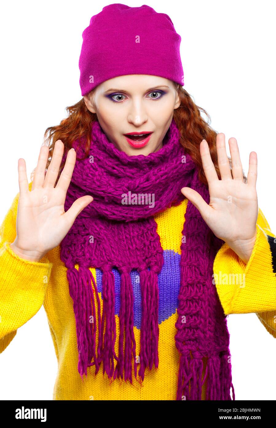 Wanderte junge Frau in Hut und Schal isoliert auf weißem Hintergrund Stockfoto