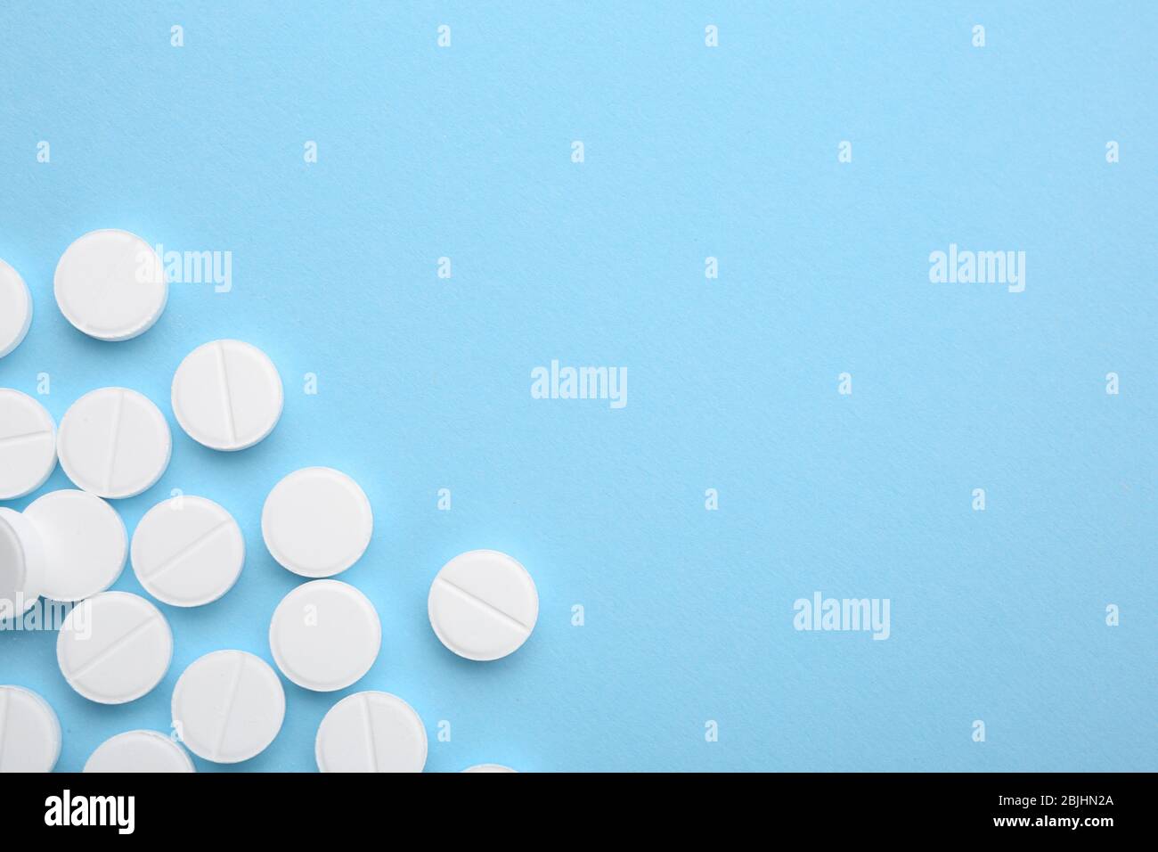 Konzept der Gesundheitsfürsorge. Pillen auf blauem Hintergrund Stockfoto