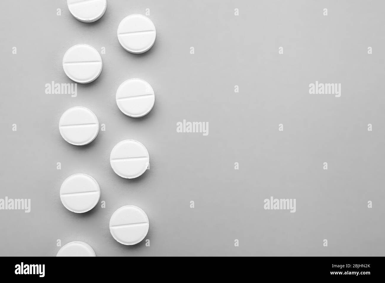 Konzept der Gesundheitsfürsorge. Pillen auf grauem Hintergrund Stockfoto