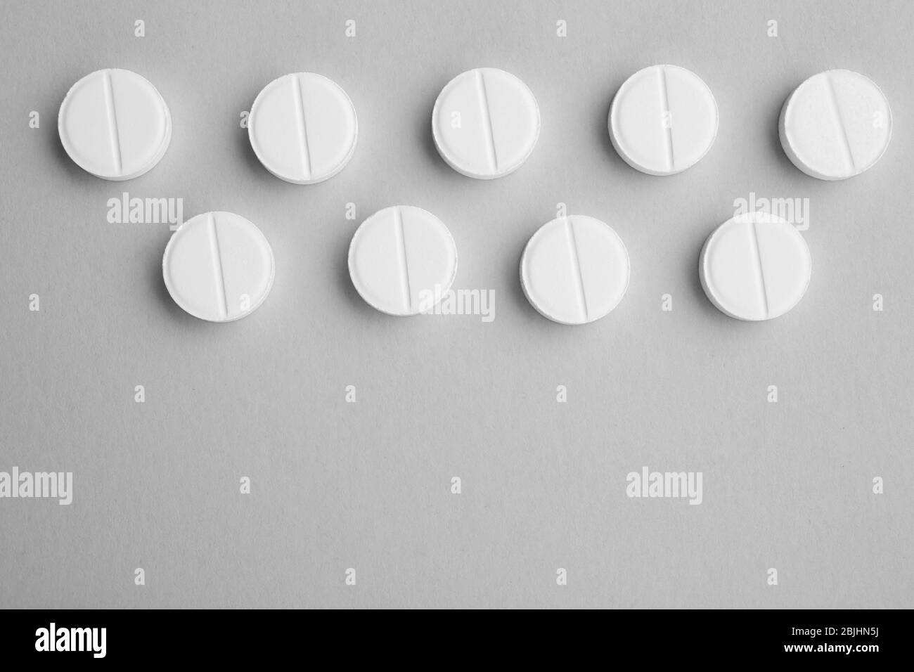 Konzept der Gesundheitsfürsorge. Pillen auf grauem Hintergrund Stockfoto