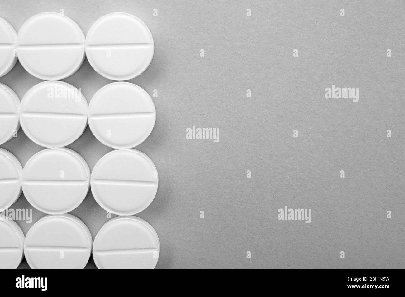 Konzept der Gesundheitsfürsorge. Pillen auf grauem Hintergrund Stockfoto