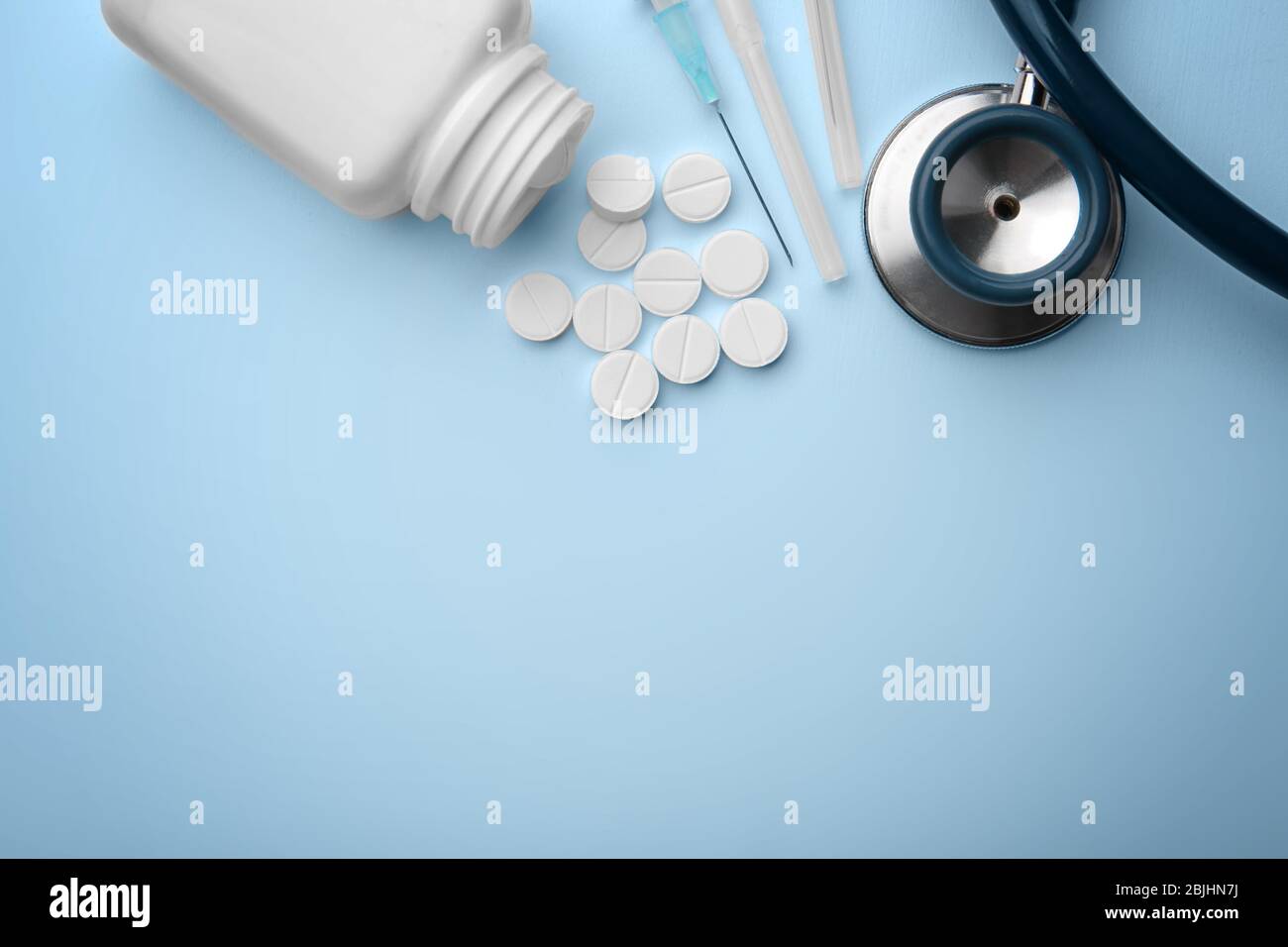 Konzept der Gesundheitsfürsorge. Komposition mit Pillen und medizinischen Dingen auf blauem Hintergrund Stockfoto