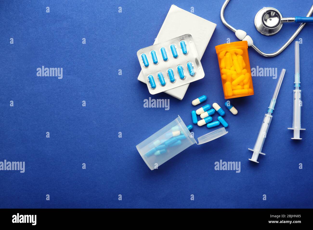 Konzept der Gesundheitsfürsorge. Komposition mit Pillen und medizinischen Dingen auf blauem Hintergrund Stockfoto