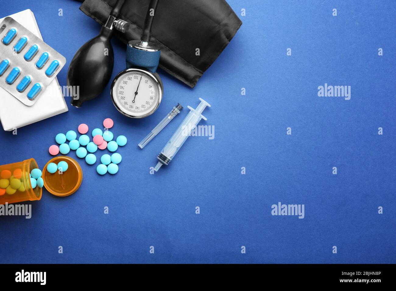 Konzept der Gesundheitsfürsorge. Komposition mit Pillen und medizinischen Dingen auf blauem Hintergrund Stockfoto