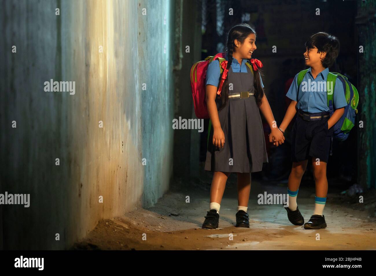 Zwei Schüler, die zur Schule gehen, während sie Rucksack tragen Stockfoto