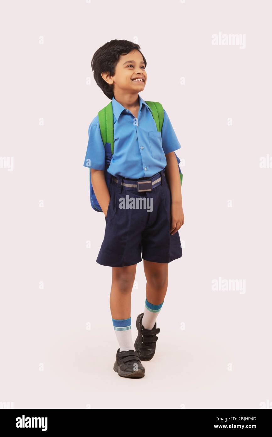 Ein Schuljunge, der Hand in Tasche wegschaut Stockfoto