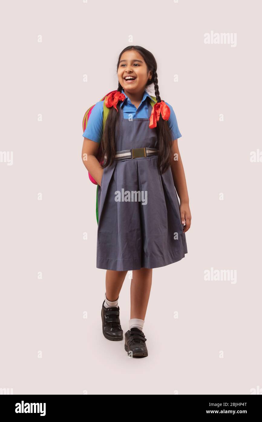 Ein Schulmädchen, das wegschaut Stockfoto