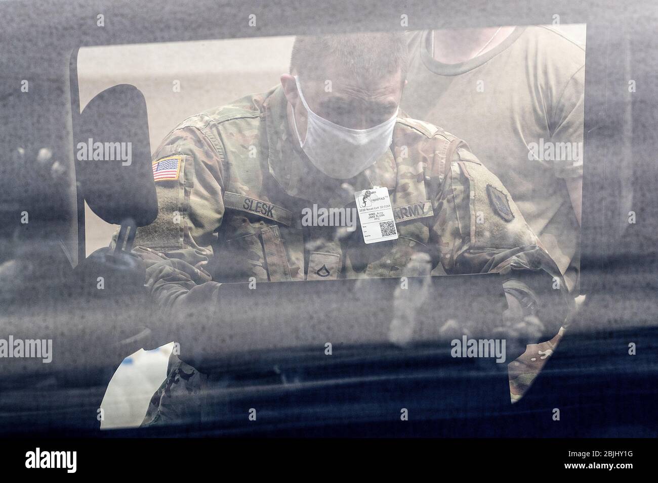 Private First Class Jake Slesk von der Washington National Guard verteilt kostenlose Nahrung an Bewohner unter staatlich auferlegten Aufenthalt-zu-Hause-Aufträge während der Stockfoto