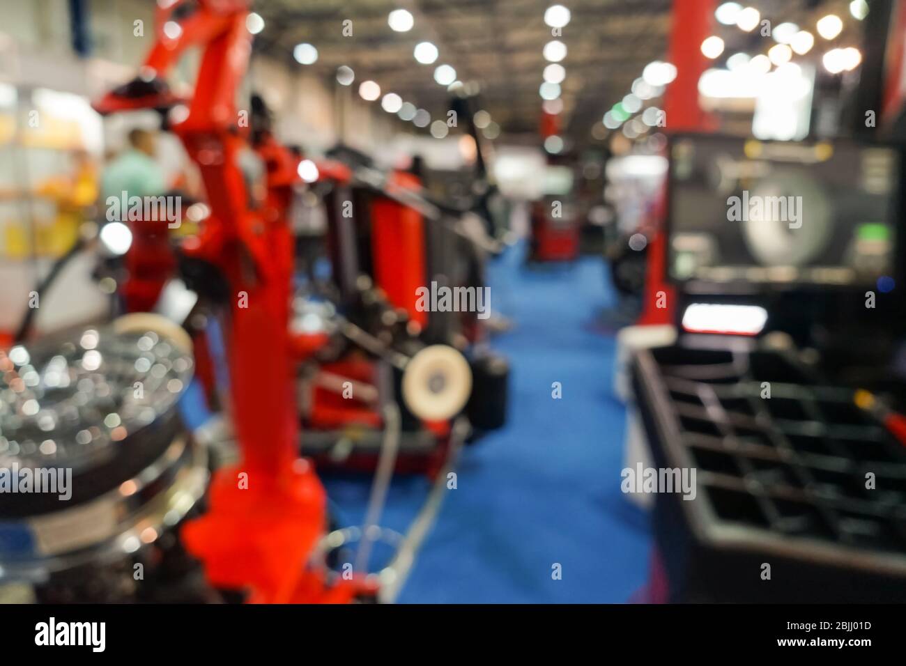 Verschwommene Ansicht von Fahrzeugausrüstung und Autoteilen, die im Geschäft präsentiert werden Stockfoto