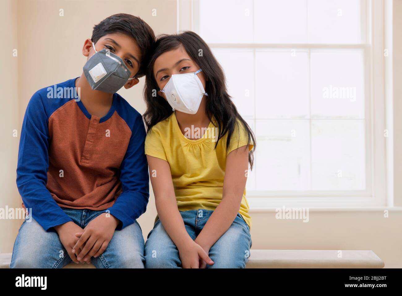 Porträt von Bruder und Schwester tragen Umweltmasken. (Kinder) Stockfoto