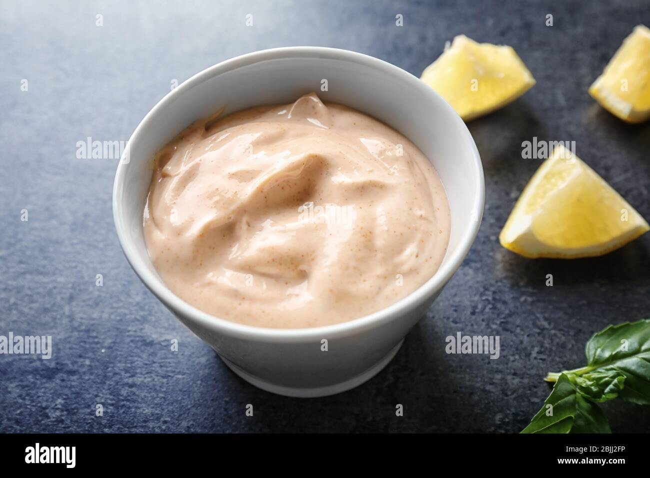 Schüssel mit leckeren Fisch Taco Sauce auf Küchentisch Stockfoto