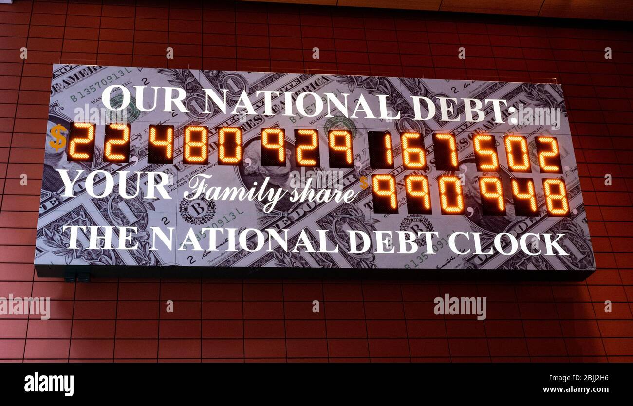 New York, Usa. April 2020. Die National Debt Clock ist eine sehr große digitale Anzeige der aktuellen Bruttosozialschulden der Vereinigten Staaten. Es ist auf einer westlichen Wand in einer breiten überdachten Gasse in der Mitte des Blocks montiert und läuft zwischen West 42nd Street und West 43rd Street. Die Gasse liegt zwischen der Sixth Avenue und dem Broadway in New York City. Die angezeigte Verschuldung ist Stand 29. April 2020. Quelle: SOPA Images Limited/Alamy Live News Stockfoto