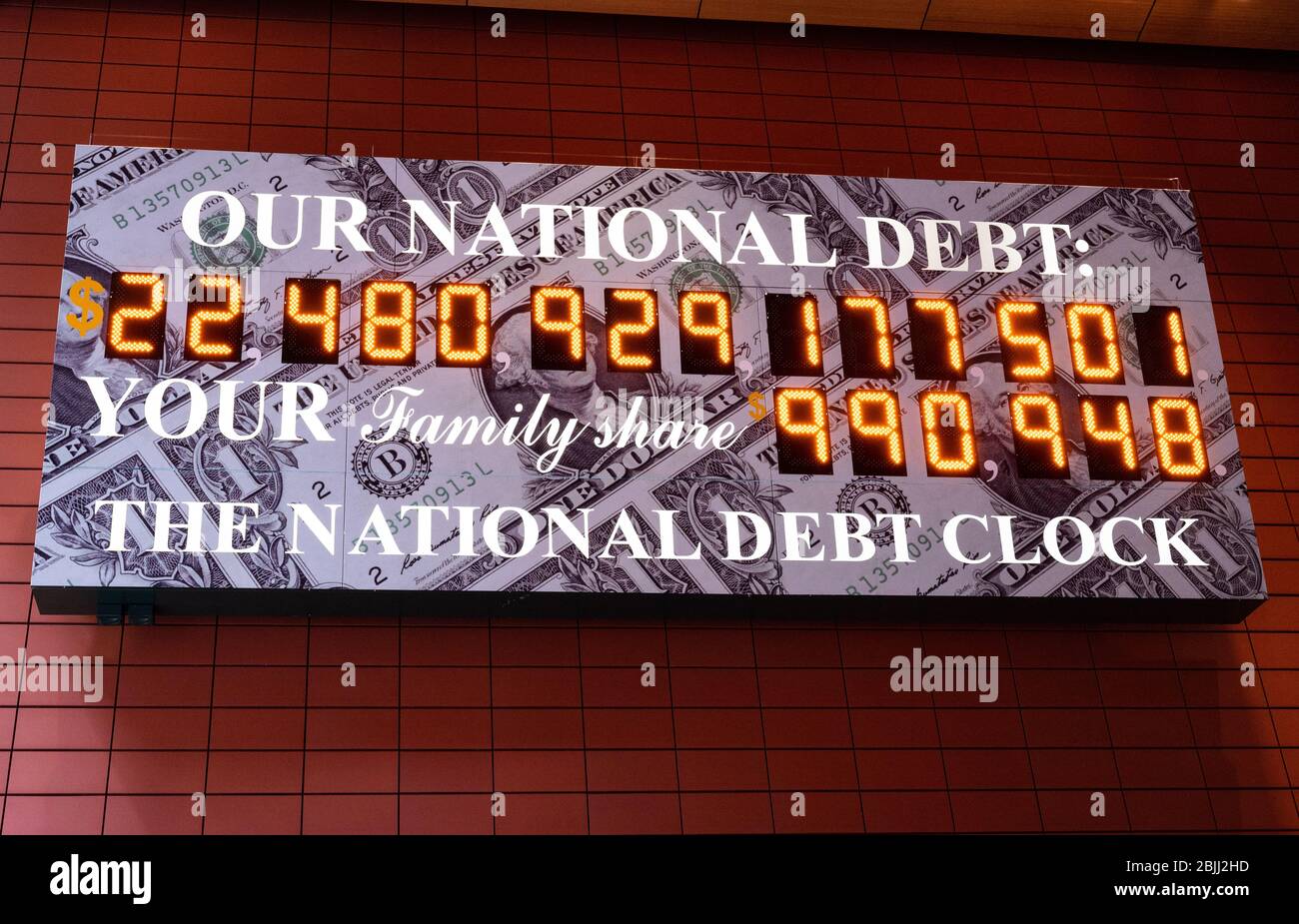 New York, Usa. April 2020. Die National Debt Clock ist eine sehr große digitale Anzeige der aktuellen Bruttosozialschulden der Vereinigten Staaten. Es ist auf einer westlichen Wand in einer breiten überdachten Gasse in der Mitte des Blocks montiert und läuft zwischen West 42nd Street und West 43rd Street. Die Gasse liegt zwischen der Sixth Avenue und dem Broadway in New York City. Die angezeigte Verschuldung ist Stand 29. April 2020. Quelle: SOPA Images Limited/Alamy Live News Stockfoto