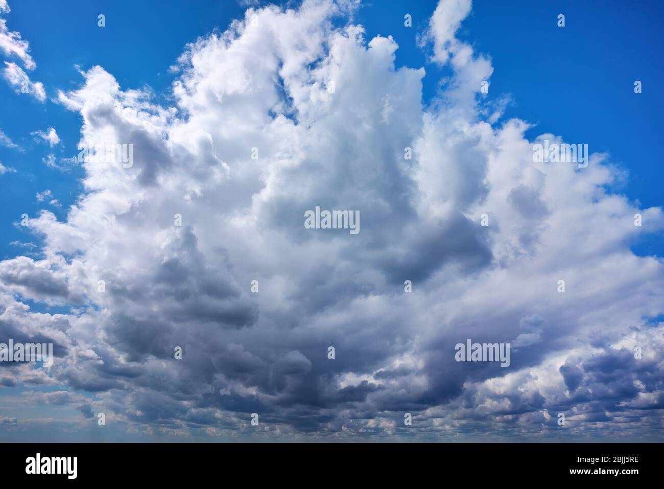 Wolkiger und donnernder Himmel vor dem Regen Stockfoto