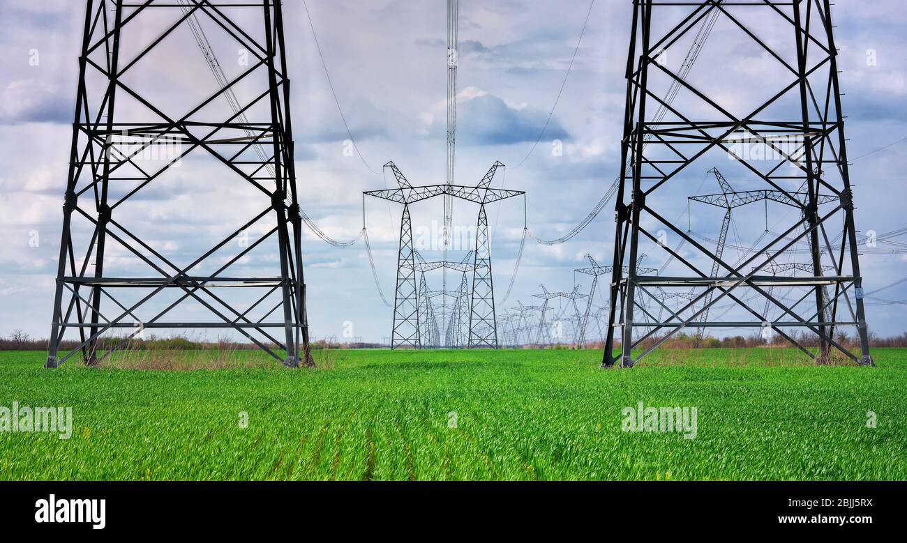 Hochspannungs-elektrischen Turm am Morgen. Himmel Hintergrund. Power Tower Stockfoto