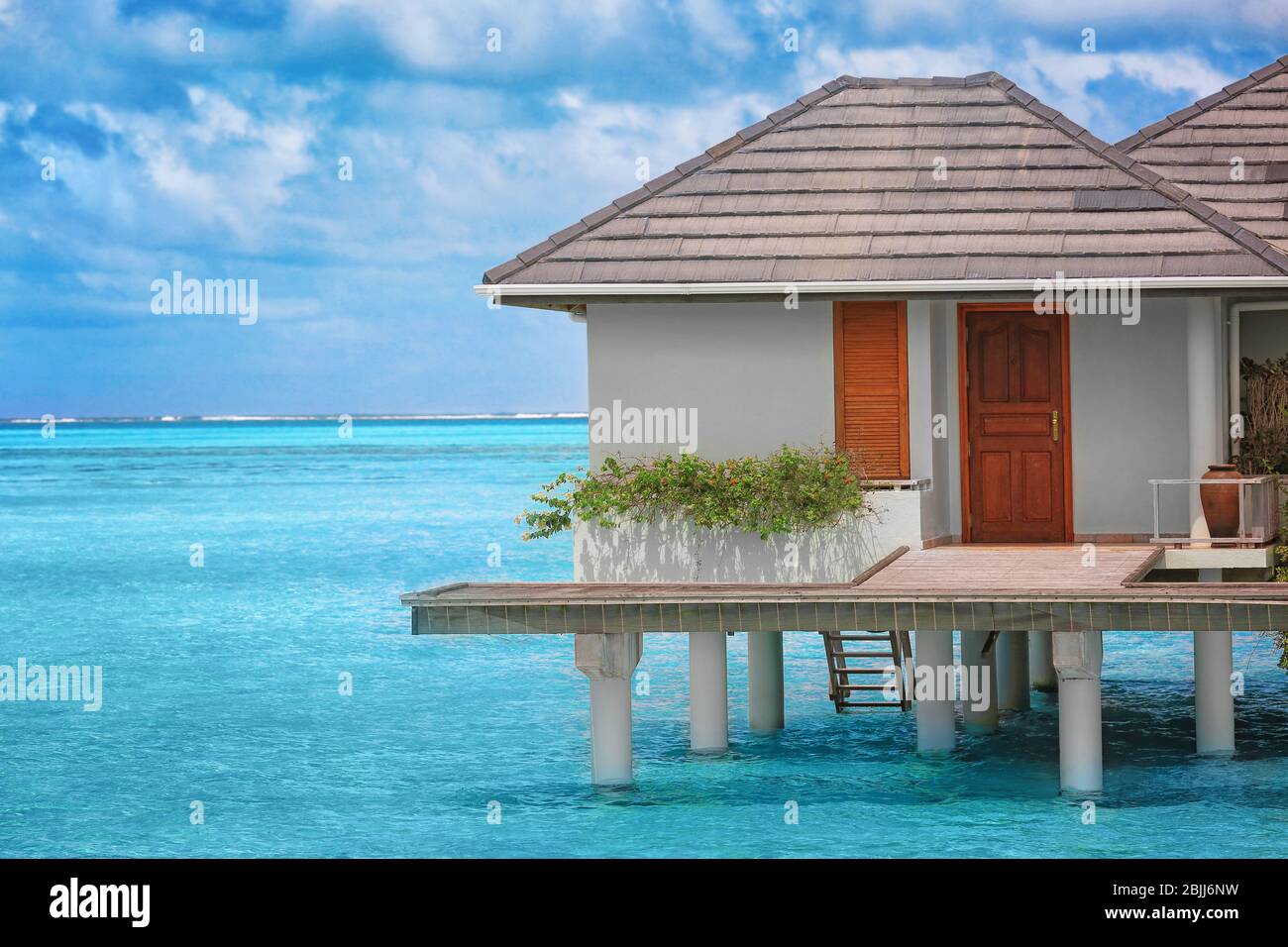 Blick auf modernes Strandhaus auf Pfählen im tropischen Resort Stockfoto