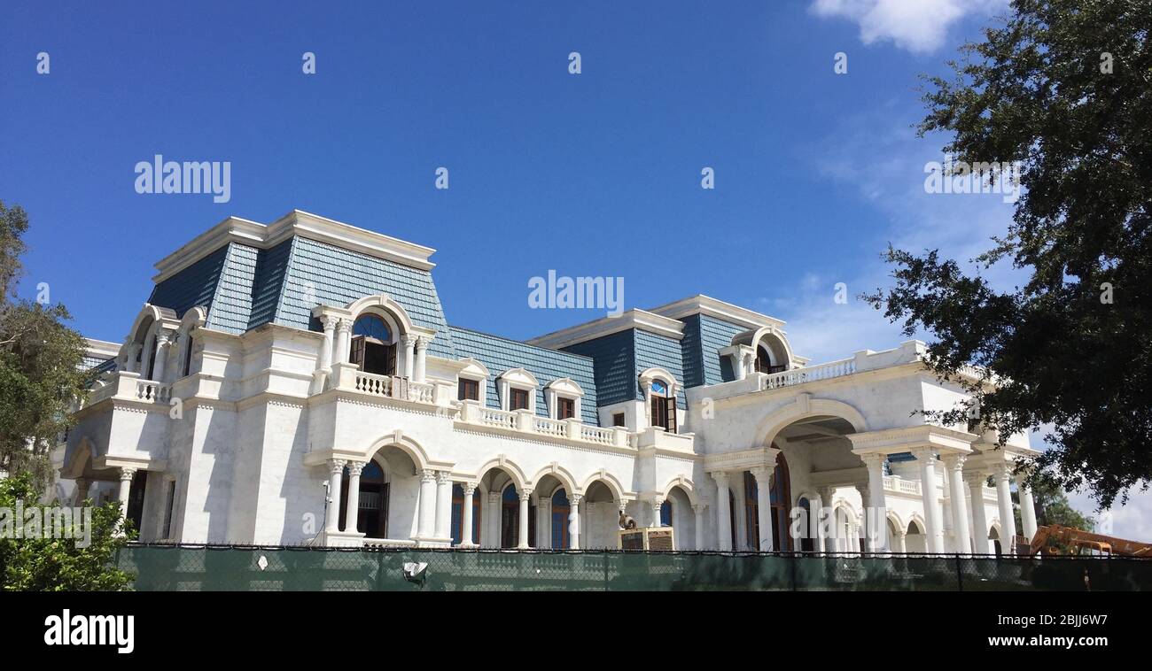 WINDERMERE, FLORIDA - 1. OKTOBER 2016: Versailles Herrenhaus von David und Jackie Siegel, das größte Haus in Amerika, im Bau in Orange Stockfoto