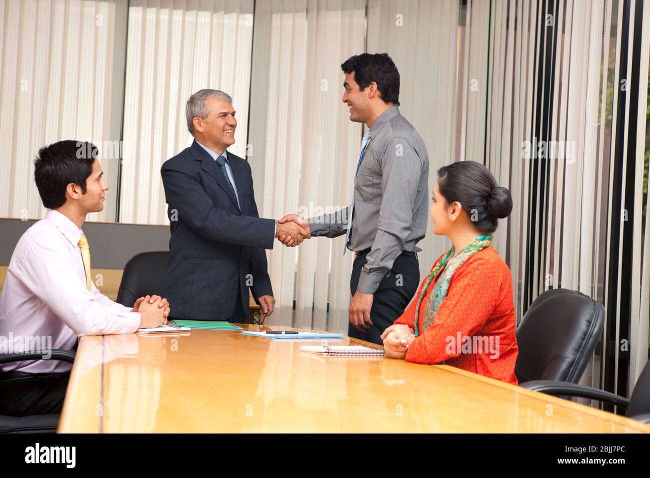 Geschäftsleute, die Hände schütteln Stockfoto