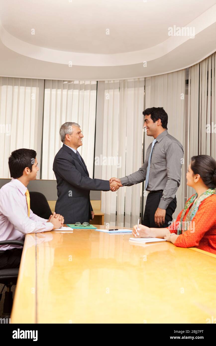 Geschäftsleute, die Hände schütteln Stockfoto