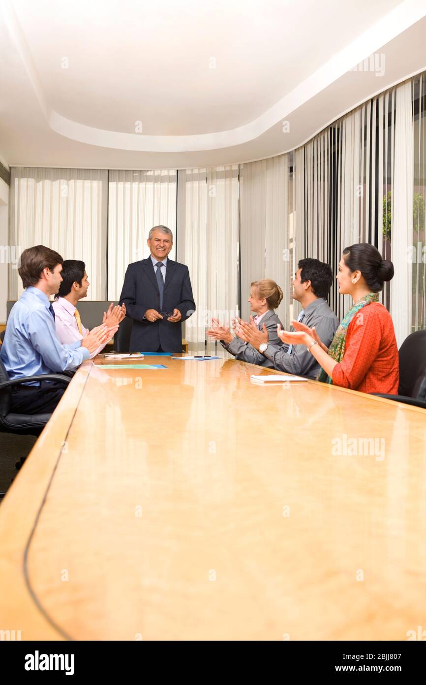 Geschäftsmann bekommt Applaus Stockfoto