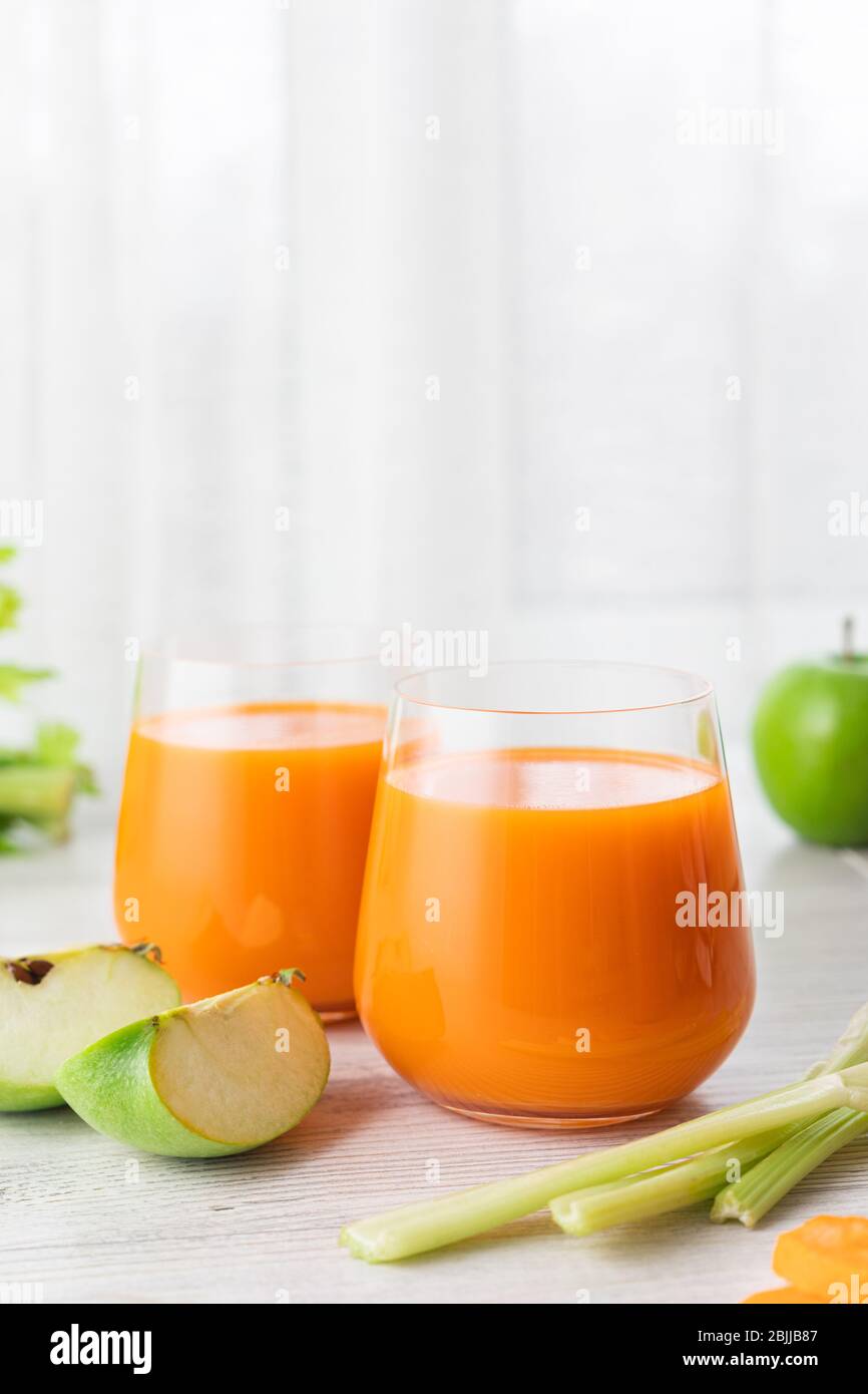 Gesunde Ernährung, Diät, Essen und vegetarische Konzept - Glas mit Karottensaft, Sellerie und grünen Apfel. Stockfoto