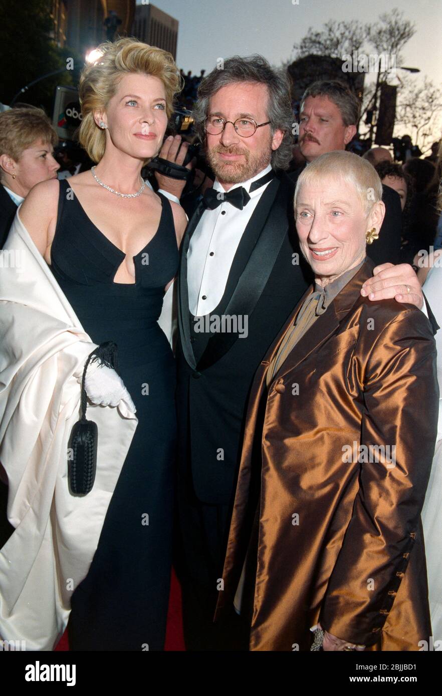 LOS ANGELES, CA. c. 1994: Regisseur Steven Spielberg & Ehefrau Schauspielerin Kate Capshaw & seine Mutter Leah Frances bei den Academy Awards 1994. Foto © Paul Smith/Featureflash Stockfoto