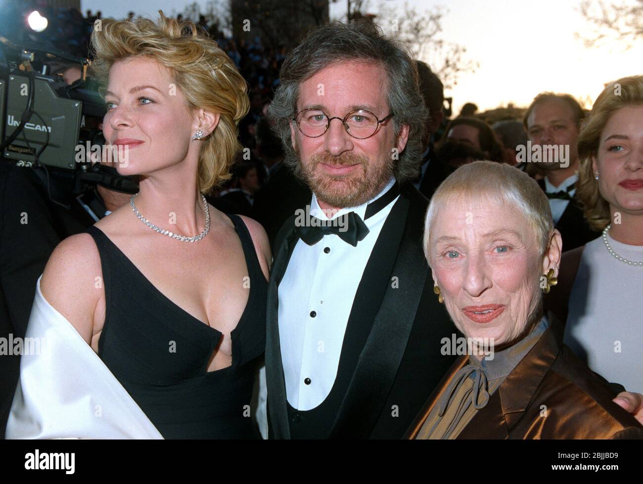 LOS ANGELES, CA. c. 1994: Regisseur Steven Spielberg & Ehefrau Schauspielerin Kate Capshaw & seine Mutter Leah Frances bei den Academy Awards 1994. Foto © Paul Smith/Featureflash Stockfoto