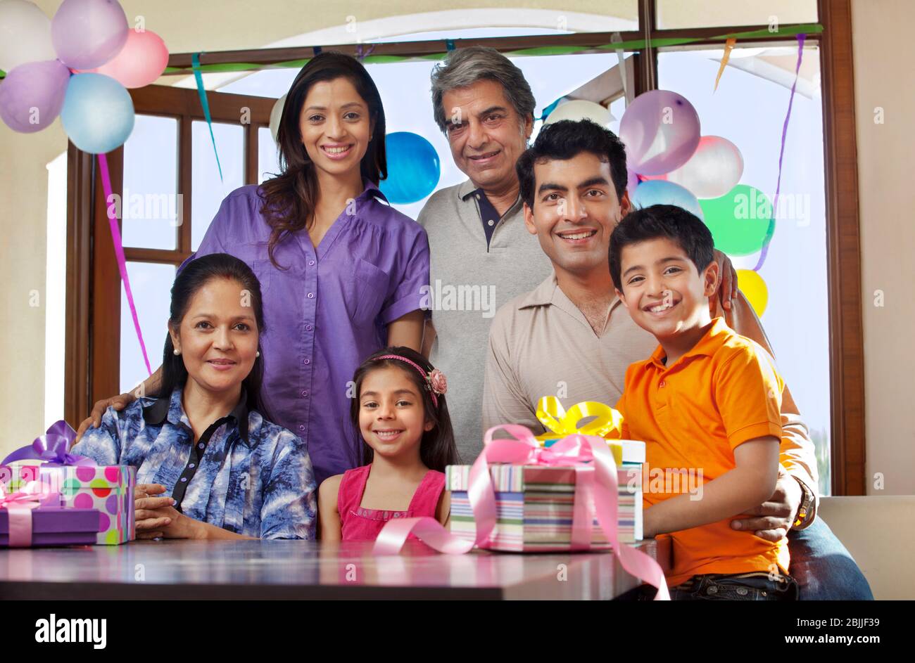 Porträt einer Familie bei einer Geburtstagsparty Stockfoto