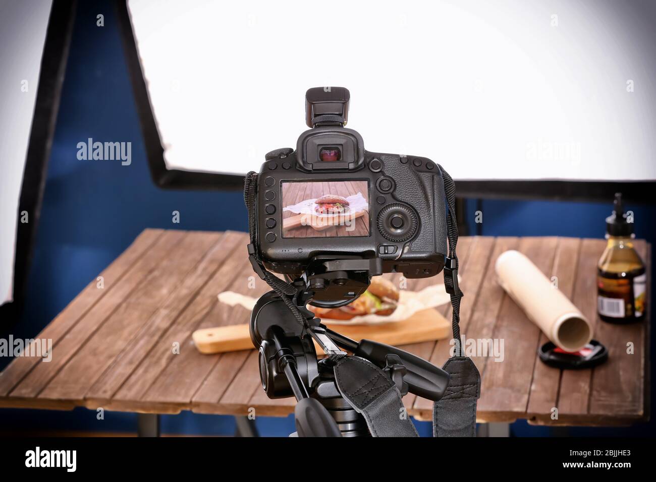 Professionelle Kamera auf Stativ beim Schießen Essen Stockfoto