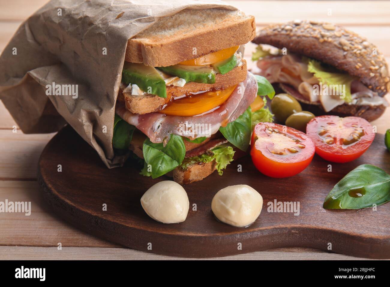 Leckere hausgemachte Sandwiches auf Holzbrett Stockfoto