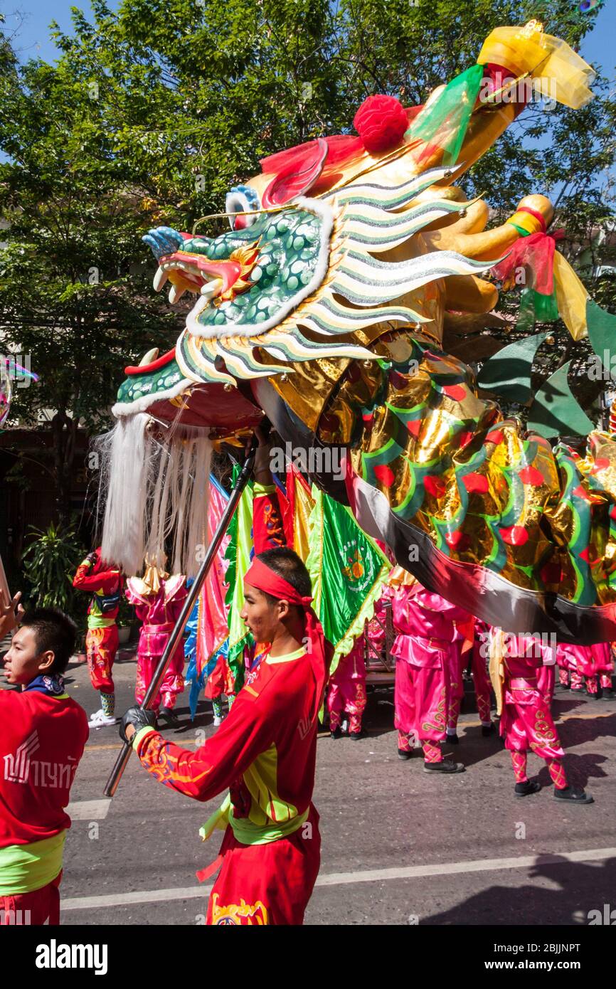 Khon Kaen - 21. November 2009: Chinesischer Drache beim Seidenfest. Es ist eine jährliche Veranstaltung. Stockfoto