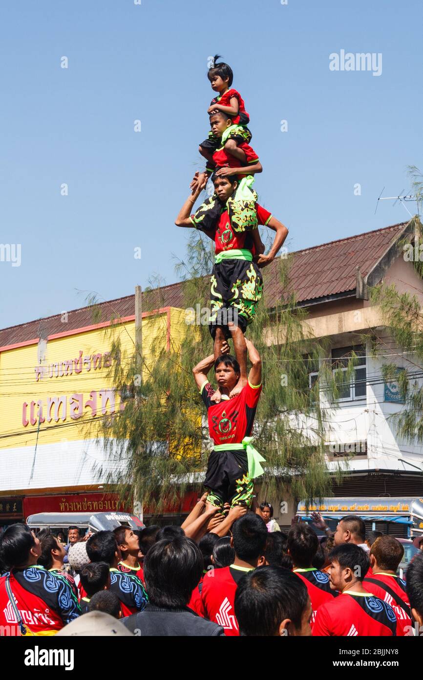 Khon Kaen - 21. November 2009: Menschliche Pyramide beim Seidenfest. Es ist eine jährliche Veranstaltung. Stockfoto