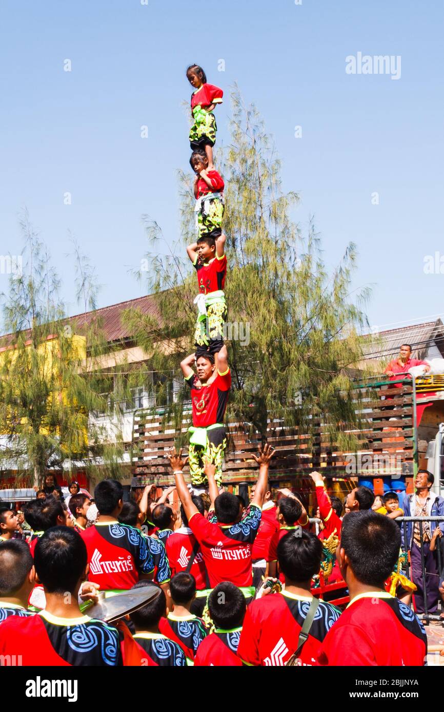 Khon Kaen - 21. November 2009: Menschliche Pyramide beim Seidenfest. Es ist eine jährliche Veranstaltung. Stockfoto