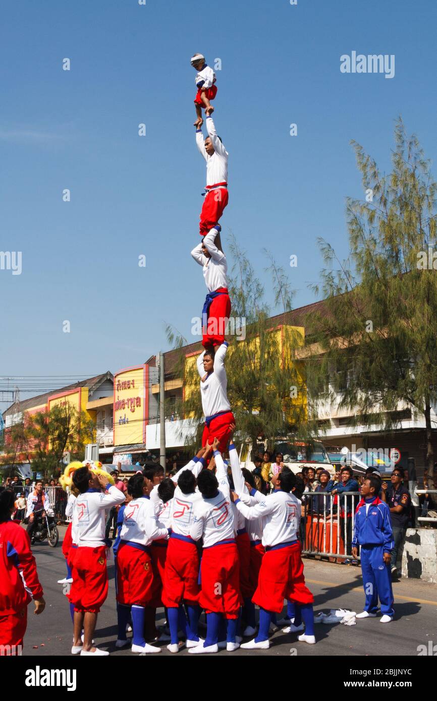 Khon Kaen - 21. November 2009: Menschliche Pyramide beim Seidenfest. Es ist eine jährliche Veranstaltung. Stockfoto