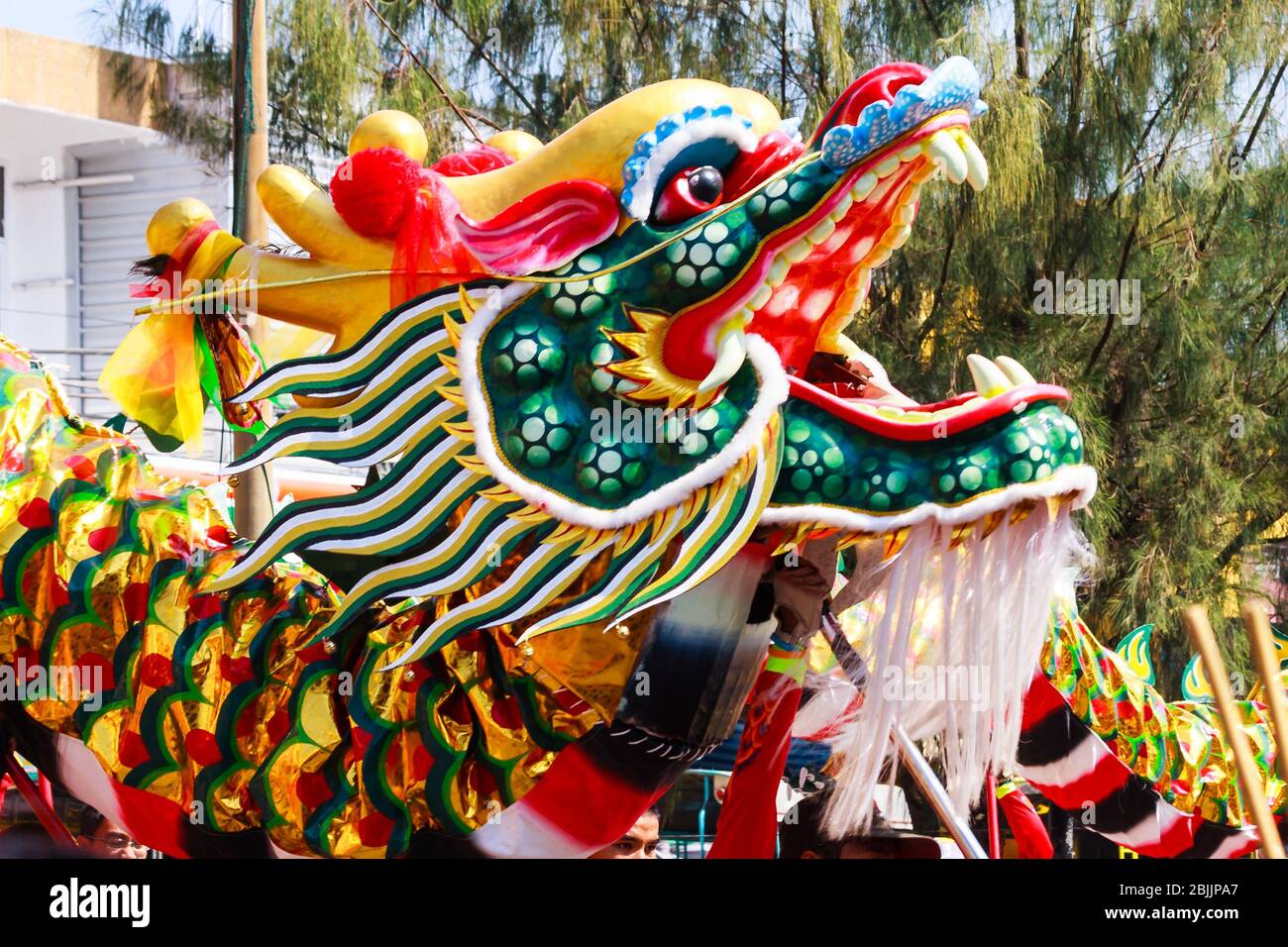 Khon Kaen - 21. November 2009: Chinesischer Drache beim Seidenfest. Es ist eine jährliche Veranstaltung. Stockfoto